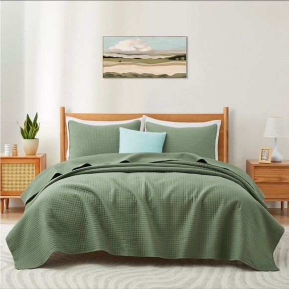 3-Piece Reversible Ultra Lighweight Coverlet Premium Microfiber Quilt Set - Picture 2 of 5